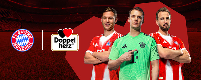 Imagem em fundo vermelho apresentando três jogadores do FC Bayern München. Dois usam uniformes vermelhos e um terceiro está vestido de goleiro com um uniforme verde. Há logos do time e da marca Doppelt herz ao centro. 