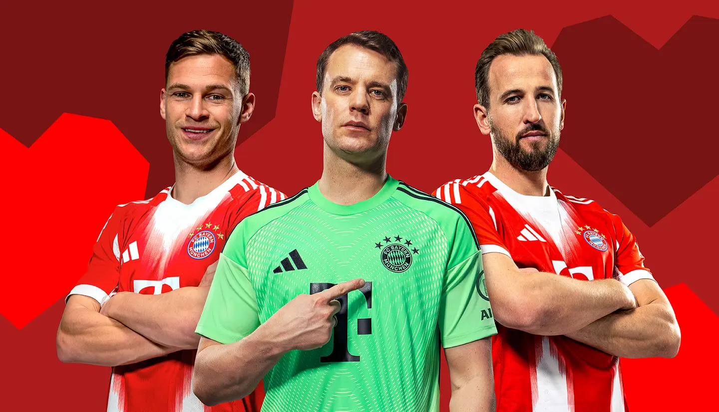 Três jogadores do Bayern de Munique posam juntos. À esquerda, um jogador com uniforme vermelho, no meio, o goleiro em camiseta verde, e à direita, outro jogador também em vermelho. Todos estão com os braços cruzados e apresentam expressões confiantes. O fundo é vermelho.